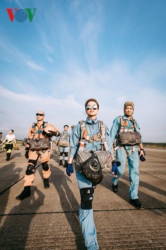 Thầy trò ra đường băng đợi lên máy bay.