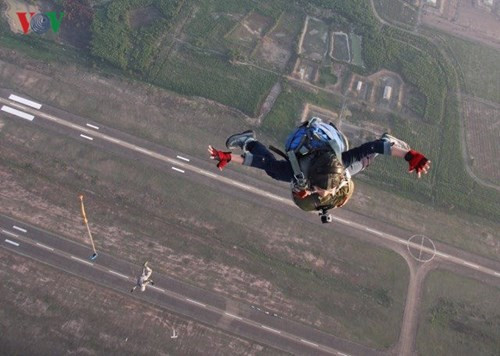 Cận cảnh rơi tự do chụp từ trên máy bay.