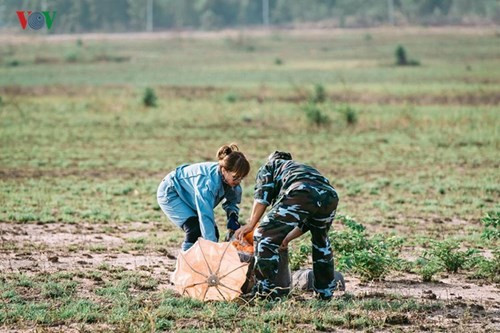 Tiếp đất an toàn, Phương Anh sẽ tự thu dù cho vào túi đựng dù và hỗ trợ các bạn tiếp đất sau thu dù nhanh chóng.