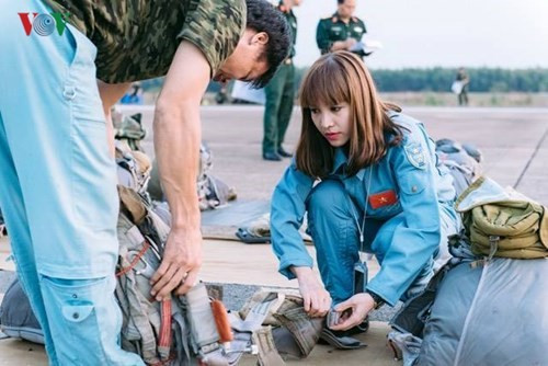 Chọn dù để nhảy và chỉnh dây đeo cho vừa. Cô cũng chuẩn bị tư trang, bảo hộ thật kỹ cho một chuyến nhảy.