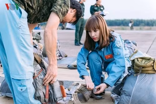 Chọn dù để nhảy và chỉnh dây đeo cho vừa. Cô cũng chuẩn bị tư trang, bảo hộ thật kỹ cho một chuyến nhảy.