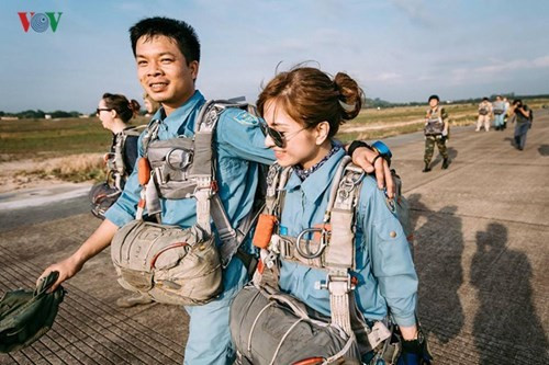 "Vác dù thì nặng, nhưng chẳng hiểu sao một cái khoác vai cũng làm tinh thần nhẹ tênh. Chúng tôi... đồng đội...!", Lê Phương Anh chia sẻ.