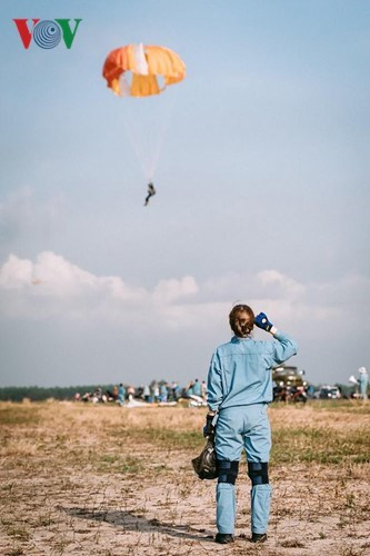 Cô không bao giờ quên quan sát đồng đội tiếp đất để rút kinh nghiệm cho mình hoặc cho bạn (nếu cần).