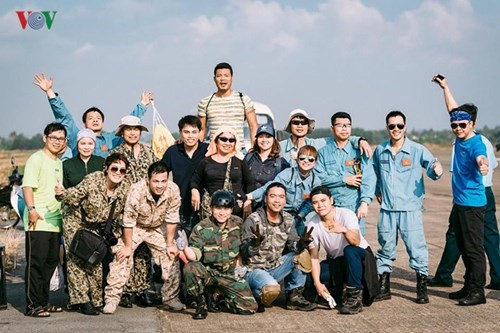 Niềm vui bên đồng đội sau mỗi cuộc nhảy dù.