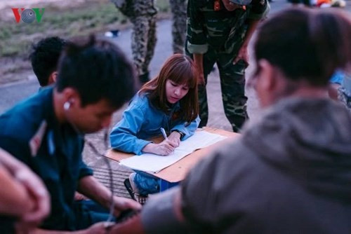 Một buổi tập nhảy dù được bắt đầu vào lúc 5h sáng bằng việc đo huyết áp và các vận động viên ký tên vào sổ phi công nhảy dù của ngày hôm đó. Một buổi tập nhảy dù được bắt đầu vào lúc 5h sáng bằng việc đo huyết áp và các vận động viên ký tên vào sổ phi công nhảy dù của ngày hôm đó.