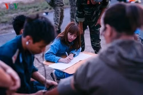 Một buổi tập nhảy dù được bắt đầu vào lúc 5h sáng bằng việc đo huyết áp và các vận động viên ký tên vào sổ phi công nhảy dù của ngày hôm đó.