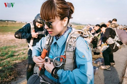 Đeo dù, mọi động tác đều phải tuân thủ về các chốt và khoá an toàn.