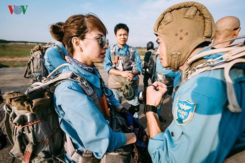 Thầy Ngô Việt Hồng - Chủ nhiệm dù Sư Đoàn 370, Quân Chủng PKKQ - dặn dò Lê Phương Anh. Các thầy thường sẽ kiểm tra và dặn dò rất nhiều, bởi cô là nữ nhảy rơi tự do duy nhất.