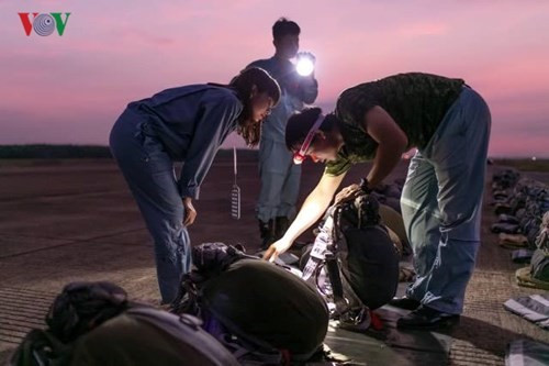 Lê Phương Anh cùng với các giáo viên dù kiểm tra kỹ thuật của dù mình sẽ nhảy.