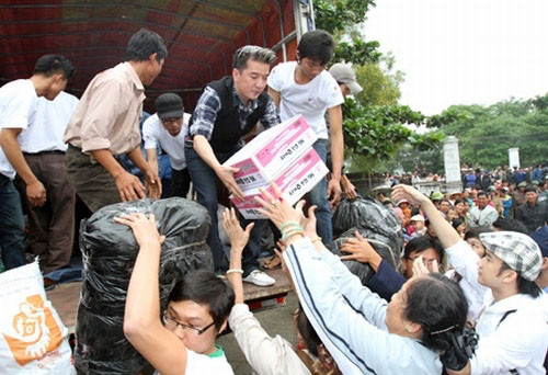 Dam Vinh Hung buc xuc khi bi to an chan tien tu thien