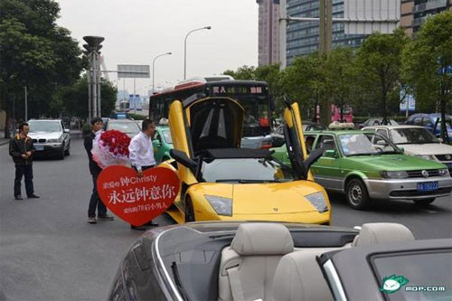 Rất nhiều người qua đường tò mò dừng lại xem và cổ vũ cho ông.