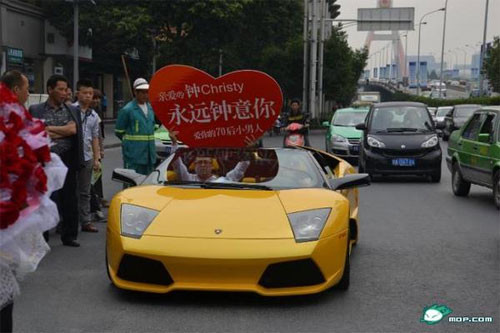 Mới đây, dân mạng Trung Quốc xôn xao vì màn cầu hôn hoành tráng của cụ ông 70 tuổi ở thành phố Thành Đô, Trung Quốc. Người đàn ông này ngồi trong chiếc Lamborghini mui trần đắt đỏ và giơ cao hình trái tim ghi lời tỏ tình với bạn gái. Một nguồn tin tiết lộ, cụ thông họ Vương này là giám đốc điều hành một công ty lớn ở Thành Đô. Dù 70 tuổi nhưng ông trông khá trẻ trung và chưa từng kết hôn. Đây là lần đầu tiên ông cầu hôn người phụ nữ mình yêu.