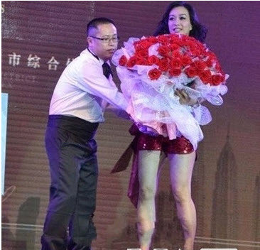 Màn cầu hôn hoành tráng của cụ ông 70 tuổi với bạn gái giữa phố nhận được sự quan tâm của mọi người. Nhiều bạn trẻ ngưỡng mộ tình yêu không phân biệt tuổi tác giữa hai người. Tuy nhiên, không ít người cho rằng đây chỉ là chiêu trò gây chú ý của công ty mà thôi.