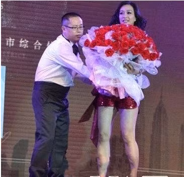 Màn cầu hôn hoành tráng của cụ ông 70 tuổi với bạn gái giữa phố nhận được sự quan tâm của mọi người. Nhiều bạn trẻ ngưỡng mộ tình yêu không phân biệt tuổi tác giữa hai người. Tuy nhiên, không ít người cho rằng đây chỉ là chiêu trò gây chú ý của công ty mà thôi.