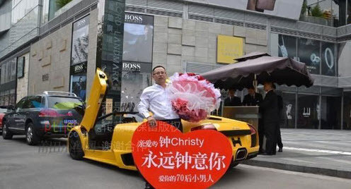 Không chỉ cưỡi siêu xe chạy khắp phố để tỏ tình, cụ ông 70 tuổi còn chuẩn bị 99 đóa hồng tặng cho bạn gái.