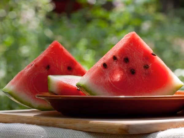 Dưa hấu: Được gọi là "viagra tự nhiên", dưa hấu rất giàu L-citrulline, loại axit amin có thể giúp nam giới kéo dài thời gian "yêu" hiệu quả.