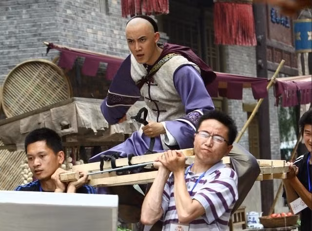 Hình ảnh tài tử Trương Duệ hoàn thành cảnh phi ngựa nhờ sự phối hợp của 4 nhân viên hậu đài. Trang QQ châm biếm: “Có phải vì Trung Quốc thừa nhân lực nên các đạo diễn nghĩ ra nhiều ý tưởng kỳ lạ?”.