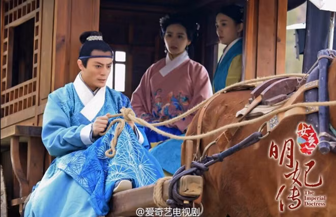 Đây là cảnh khi Hoắc Kiến Hoa điều khiển xe ngựa trong Nữ y Minh Phi truyện hợp tác cùng Lưu Thi Thi. Biểu cảm gương mặt của anh rất căng thẳng.