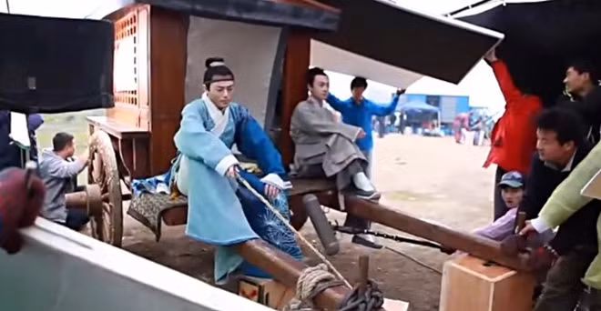 Đây là hình ảnh thật của một chiếc xe ngựa trên phim trường. Phần khung là có thật nhưng ngựa chỉ là giả. Ê-kíp sắp xếp đạo cụ để giữ thăng bằng cho xe. Nam diễn viên Bao Tuyết Tùng kể lại: “Tôi vẫn nhớ như in cảnh chạy như bay trên phim trường nhờ người đóng thế. Ngồi trên lưng ngựa nhưng thực ra chỉ là nửa chú ngựa giả. Đây là điều đáng buồn”, anh đánh giá.