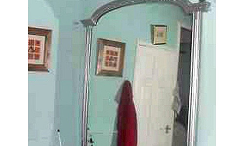 Chiếc gương này được cho là mang đến xui xẻo cho người sở hữu.