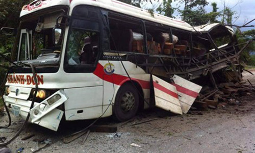 Hiện trường có máu, mảnh kính và xác pháo bay tung tóe. Ảnh: X.H/Zing News.