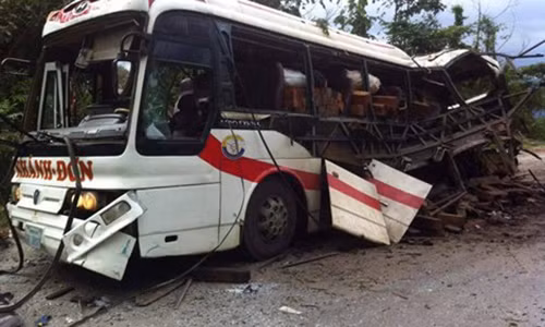 Hiện trường có máu, mảnh kính và xác pháo bay tung tóe. Ảnh: X.H/Zing News. Hiện trường có máu, mảnh kính và xác pháo bay tung tóe. Ảnh: X.H/Zing News.