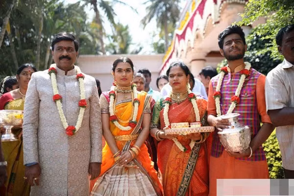 Dam cuoi xa hoa o An Do thiep moi ma vang gay choang