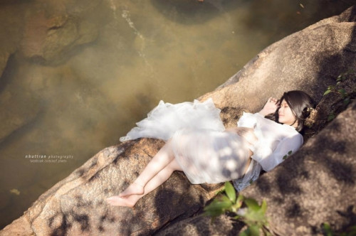 Cô gái trẻ vượt 100km đường bộ và 700m đường núi để thực hiện bộ ảnh thiêng liêng về tình mẹ.