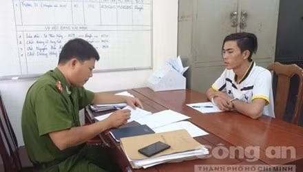 Trinh sát lấy lời khai Trọng (ảnh chụp 14 giờ ngày 15/11)