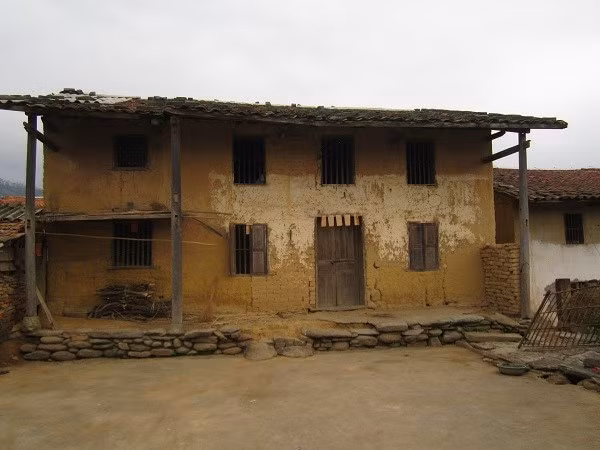 Ngôi nhà cổ nhất bản Khiếng với tuổi thọ 30 năm, móng được làm bằng đá ong vững chắc, nhà có nhiều cửa sổ và hướng đón ánh mặt trời.