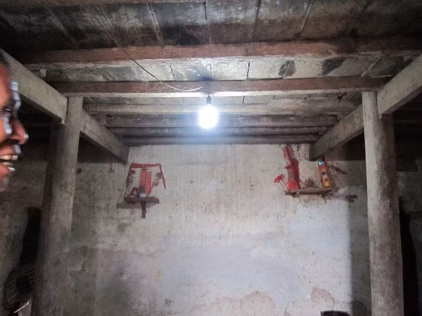 Trần nhà được làm hoàn toàn bằng gỗ vững chắc.