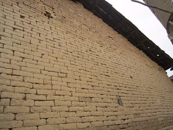 Những bức tường chắc chắn với thời gian.