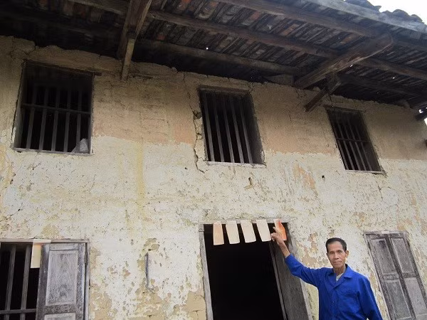 Nhà được kết cấu nhiều cửa sổ đồng thời mái nhà được làm bằng ngói đất, thiết kế dốc để nước chảy nhanh. Sau khi hết mưa mái khô không bi đọng nước.