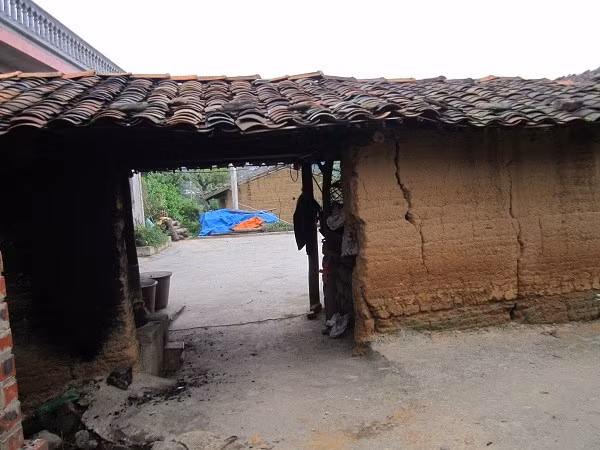 Cổng vào nhà cũng được thiết kế khá công phu.