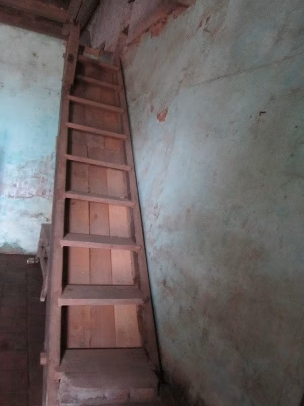 Những chiếc cầu thang gỗ được làm để đi lên tầng thứ 2, với chiều rộng của mỗi cầu thang chỉ 60 cm.