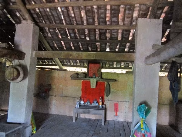 Ban thờ được đặt ở chính gian giữa nhà.