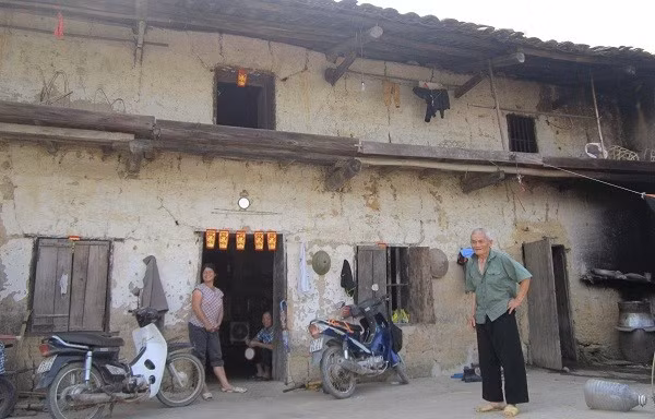 Ngôi nhà trình tường cổ với nhiều thế hệ cùng chung sống.