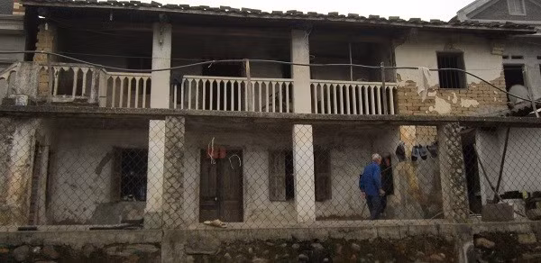 Thoạt đầu mới nhìn du khách ngỡ đây là ngôi nhà bằng vật liệu mới là ximăng, sắt, cát nhưng khi lại gần đây là ngôi nhà làm hoàn toàn bằng đất sét, bùn non, gỗ, tre và được quét vôi màu trắng.