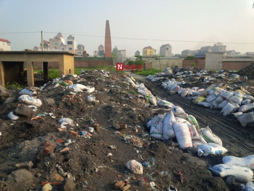 Hang tram tan chat thai nguy hai phoi giua lang ung thu-Hinh-2