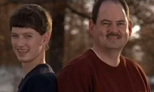 Hy huu: Hai cha con tu vong vi...tong nhau tren duong