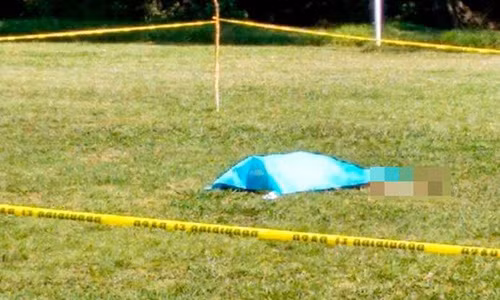 Kinh hoang cau thu dung dau huc chet trong tai