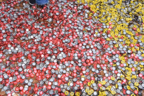 Những chiếc nắp chai mới nhiều màu sắc trông rất bắt mắt.