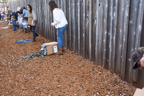 Mọi người đổ thêm nắp chai vào đoạn đường độc đáo gần trường đại học Texas A&amp;M.