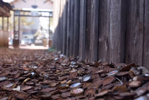 Ngày nay, đoạn đường được phủ kín bởi hàng nghìn nắp chai han gỉ do tác động của thời tiết.