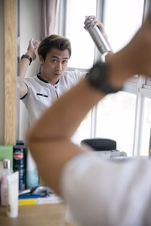 Góc nhỏ nơi Hồ Việt Trung để giày dép và tự trang điểm mỗi khi đi diễn.