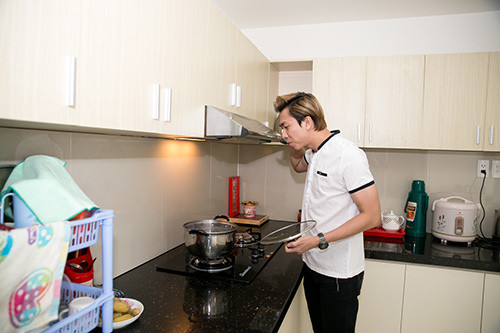 Vì quen sống tự lập lại thích nấu nướng nên Hồ Việt Trung luôn tự chuẩn bị cho mình những món ăn yêu thích.