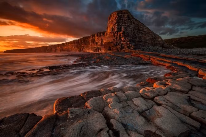 Nhiếp ảnh gia Tomasz, 43 tuổi, đã mất hai năm mới có thể chụp được bức ảnh ưng ý về bãi biển Nash Point ở Vale of Glamorgan, Nam Wales. “Đây là nơi rất khó chụp và bạn phải có niềm đam mê cũng như sự kiên nhẫn mới có thể ghi lại nét kỳ diệu của xứ sở thần tiên Nash Point”, ông nói.