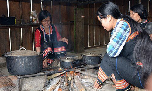 Phụ nữ Mơ Nâm thường lớn tuổi hơn chồng mình.