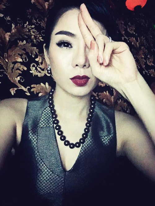 Lệ Quyên bức xúc khi có nhiều người cho rằng, mẹ già không biết sử dụng facebook thì cô đừng nên lên facebook báo hiếu. Bà mẹ một con thẳng thắn tâm sự: “Tại sao lại biết rằng mẹ già không dùng facebook là không đọc được những gì các con viết? Làm người tuyệt đối không được thiển cận vì đó là nguồn gốc của sự thất bại! Sự tử tế đôi khi là tự nói với mình về tình yêu thương thật sự cũng đáng để suy ngẫm đấy”.