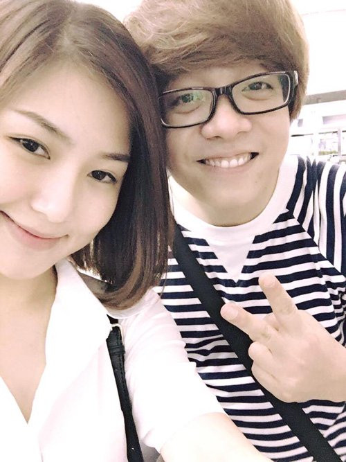 Đây không phải lần đầu Hương Tràm và Bùi Anh Tuấn “tay trong tay” vui vẻ sau khi chia tay. Hai người từng có dịp tái hợp trên sân khấu chung kết The Remix hồi giữa tháng 3 vừa qua. Sự ăn ý trong phần biểu diễn khiến nhiều người nghi ngờ cả hai đang có ý định quay về bên nhau.